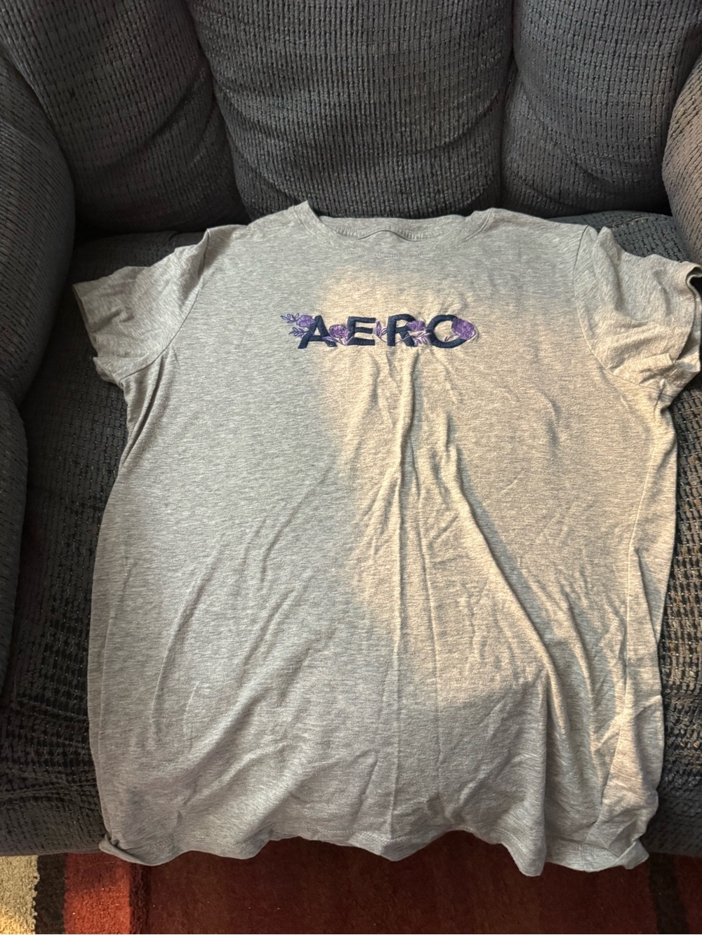 Aeropostale Light Gray Short Sleeve Tee with Purple Logo X-Large